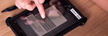 Pflegekraft arbeitet mit einem mobilen Tablet