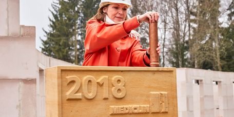 Architektin mit Bauhelm legt Grundstein für neue Seniorenresidenz