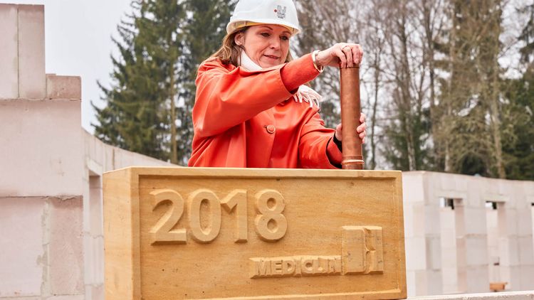 Architektin mit Bauhelm legt Grundstein für neue Seniorenresidenz