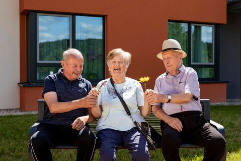 Pflege beantragen Bewohner der Seniorenresidenz im Garten