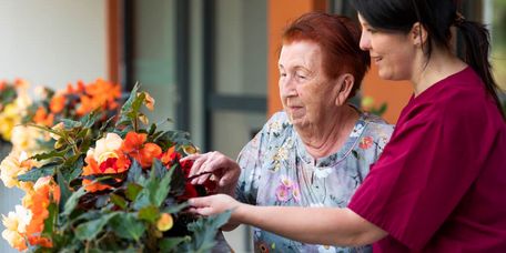 Bewohnerin mit Pflegekraft