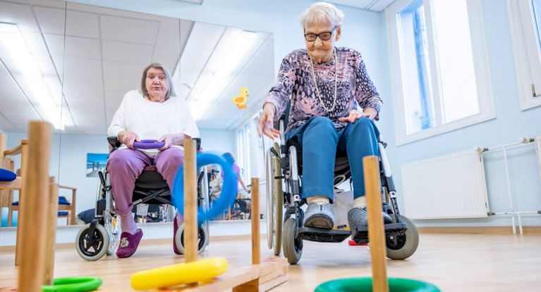 Senioren spielen mit Ringen